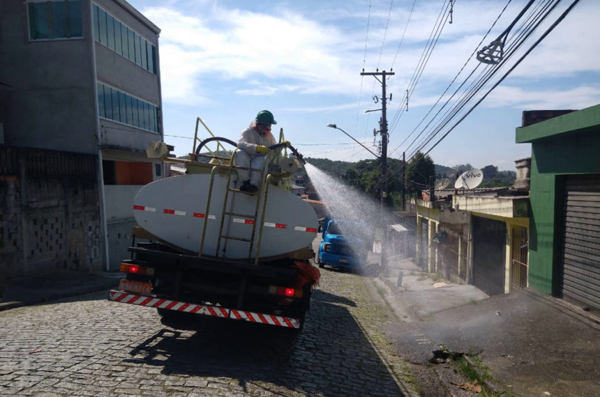 Bairros de Ribeirão Pires recebem limpeza desinfetante