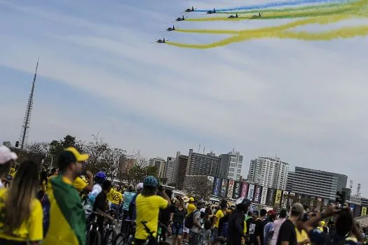 Desfile em comemoração ao Bicentenário reúne multidão na Esplanada