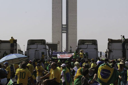 Esplanada dos Ministérios terá protestos pró e contra o governo neste domingo (12)