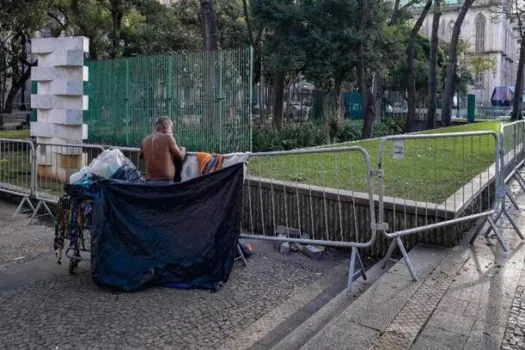 Praça da Sé é cercada temporariamente com grades em ação de segurança e zeladoria