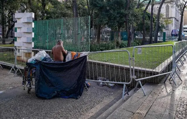 Praça da Sé é cercada temporariamente com grades em ação de segurança e zeladoria