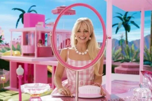 ‘Barbie’ usa ironia como vitrine para vender um feminismo plastificado