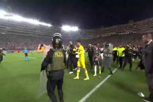 Corinthians passa por ‘batalha’ em campo, vence Universitario e avança na Sul-Americana