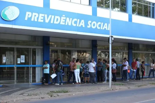 Governo vai pagar bônus a servidores para reduzir fila de 1,8 milhão de pedidos do INSS