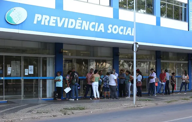 Governo vai pagar bônus a servidores para reduzir fila de 1