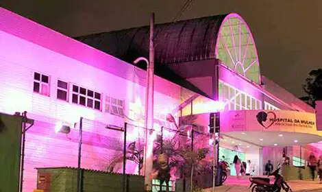 Hospital da Mulher ilumina o ‘Outubro Rosa’ em Santo André