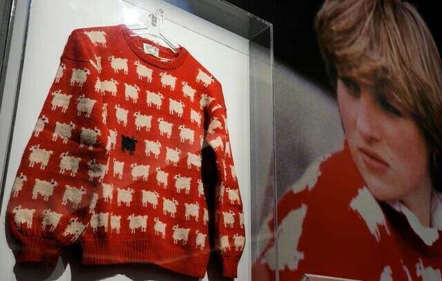 Princesa Diana: suéter icônico de ovelha negra vai a leilão por até R$ 240 mil
