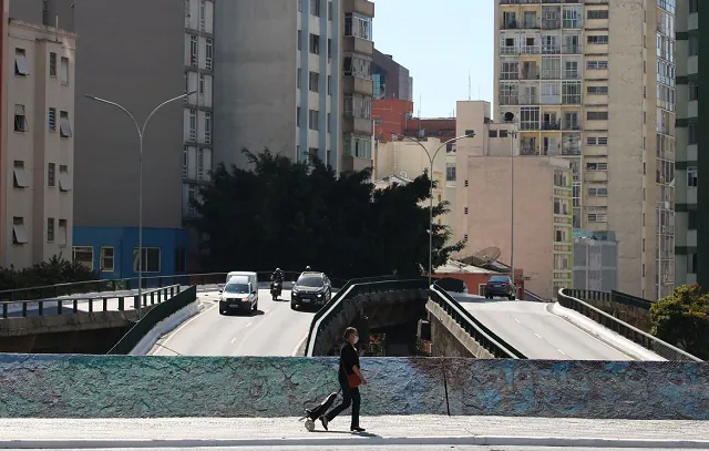 Pedestre usa máscara de proteção contra covid-19  na rua da Consolaçao