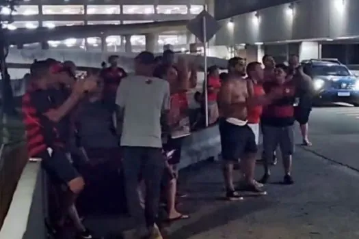 Torcida do Flamengo faz protesto em aeroporto