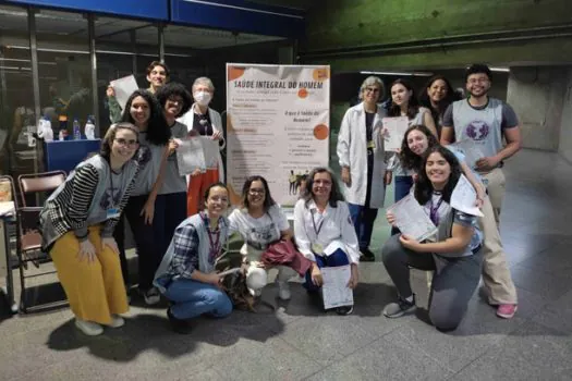 Estudantes e profissionais oferecem orientações acerca de hábitos preventivos na estação Clínicas