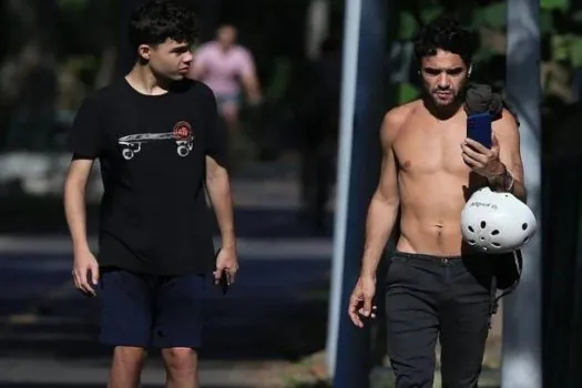 Caio Blat impressiona web com imagem ao lado do filho: ‘Já perguntaram se era meu irmão’