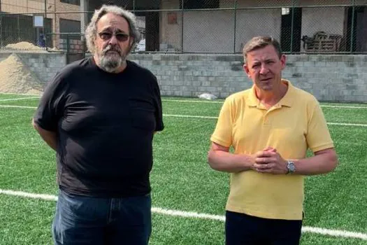 Prefeito Orlando Morando acompanha evolução nas obras do campo de futebol do Areião