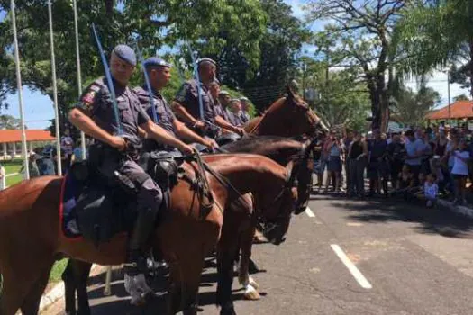 Cavalaria de SP oferece aulas de equoterapia para estimular pessoas com deficiência