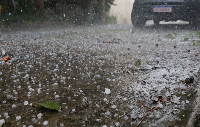 Litoral e Grande SP têm alertas de grandes volumes de chuva no fim de semana