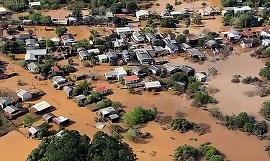 Em Canoas, moradores ilhados pedem comida e água a militares