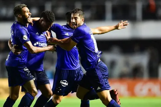 Cruzeiro passeia na Vila, afunda Santos no Z4 e quebra jejum no Brasileirão