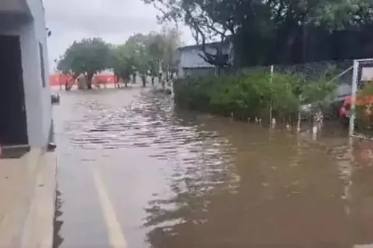 Rio Guaíba transborda e campos do CT do Internacional ficam totalmente alagados