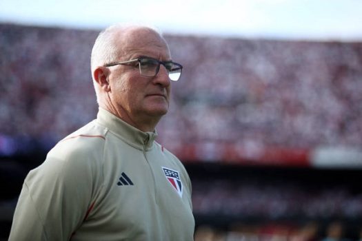 Dorival Júnior lamenta ‘interferência’ do árbitro na derrota do Maracanã