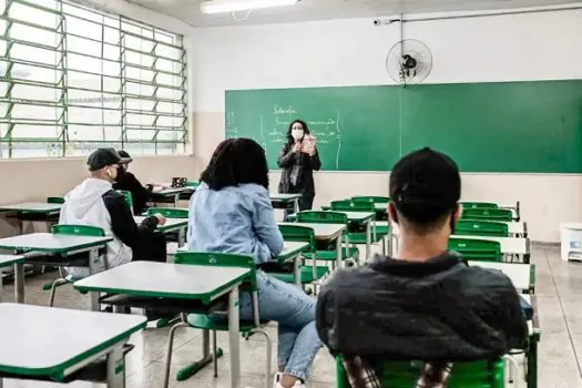 Prefeitura do Rio veta celular na escola, mesmo fora da sala de aula