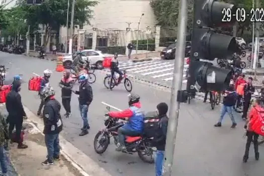 Entregador diz ter sido agredido nos Jardins; colegas quebram vidros de prédio