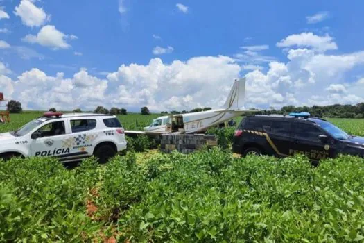 FAB persegue avião, força pouso em plantação de soja e acha carga de R$ 15 milhões de cocaína