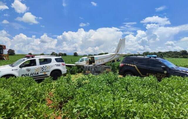 FAB persegue avião, força pouso em plantação de soja e acha carga de R$ 15 milhões de cocaína