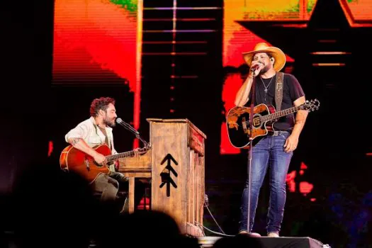 Fernando & Sorocaba levantam 40 mil pessoas sem banda no Jaguariúna Rodeo Festival