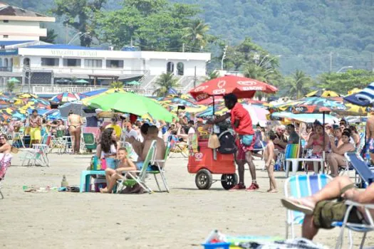 Turistas encaram horas de fila e adotam estratégias por praia no litoral de SP