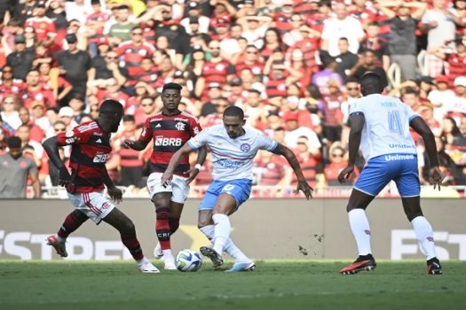 Flamengo supera Bahia, volta a vencer e espanta crise após saída de Sampaoli