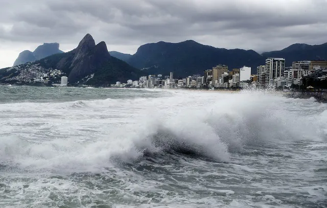 Frente fria provoca ressaca no mar do Rio