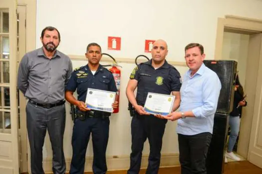 GCMs de São Bernardo que libertaram reféns em assalto ganham homenagem