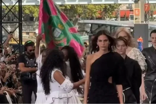 Mangueira encerra desfile na Semana de Moda de Paris; veja vídeo