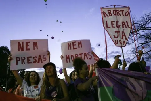 Leis municipais e estaduais dificultam acesso ao aborto legal