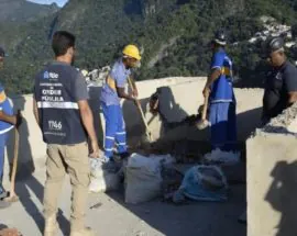 Título do post: No Rio prdios em demolio na Mar ocupam terreno da Unio