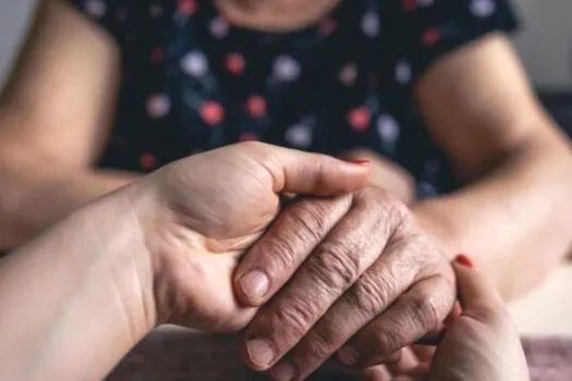 Mulher criada como irmã dos filhos gêmeos tem maternidade reconhecida após 55 anos