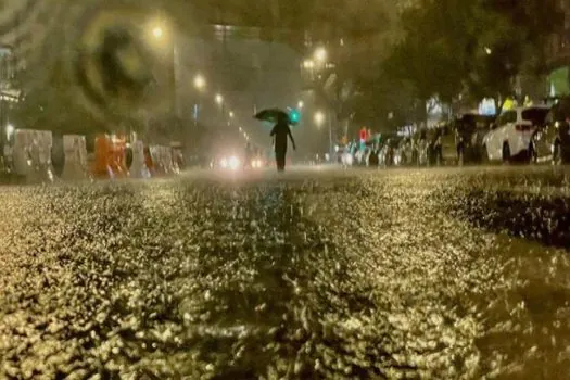 Chuva intensa inunda ruas de Nova York e deixa cidade em estado de emergência