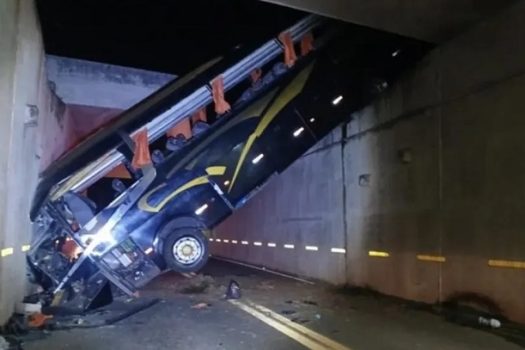 Ônibus de turismo cai em vão de viaduto em Campinas (SP) e deixa mais de 20 feridos