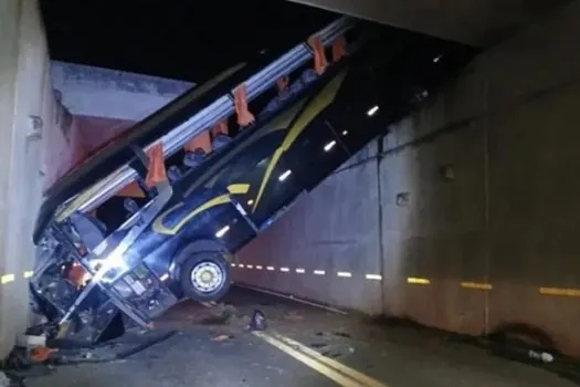 Ônibus de turismo cai em vão de viaduto em Campinas (SP) e deixa mais de 20 feridos