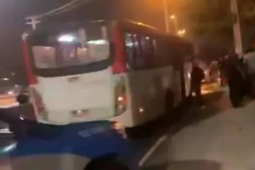 Criminosos lançam explosivo contra ônibus e ferem três pessoas no RJ