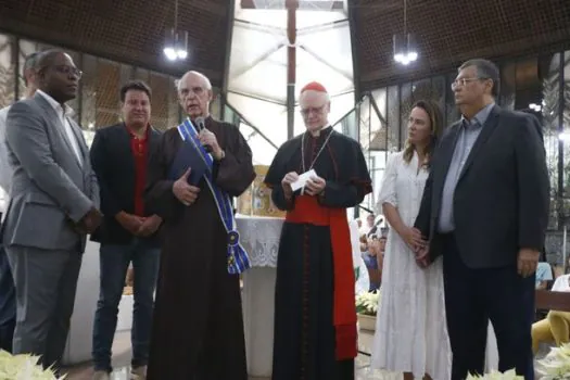 Padre Júlio Lancellotti recebe medalha da Ordem do Mérito