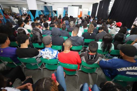 Coordenadoria de Igualdade Racial faz palestra antirracista em escola no Serraria