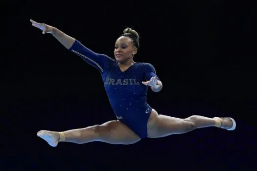 Campeã do mundo, Rebeca Andrade tem Simone Biles pela frente na luta pelo bi