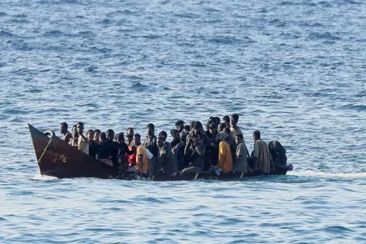 Corpo de recém-nascido é encontrado em barco de migrantes em Lampedusa