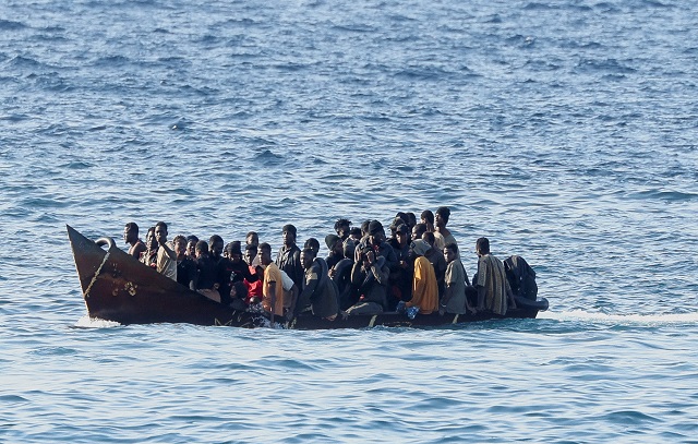 Corpo de recém-nascido é encontrado em barco de migrantes em Lampedusa
