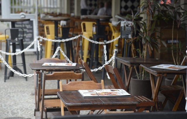 Dezenove bares do Centro de SP são multados por colocarem mesas e cadeiras na calçada