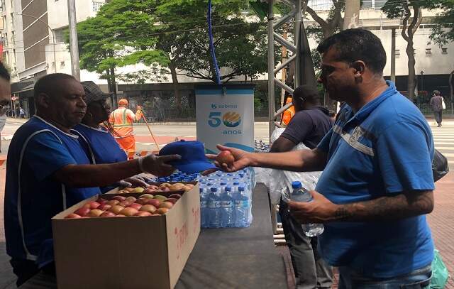 Com calor intenso, Governo de SP mantém distribuição de água no centro da capital