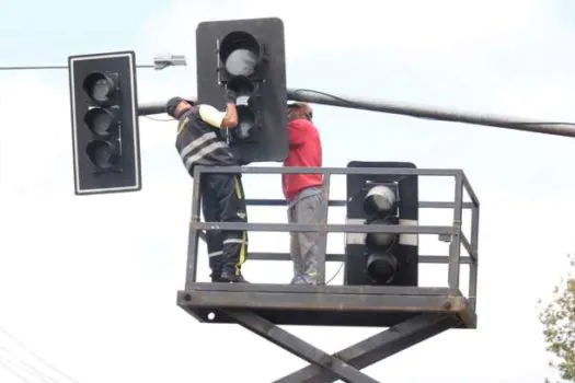 Ribeirão Pires realiza troca de conjunto semafórico na Avenida Humberto de Campos