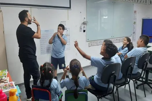 Alunos surdos do Polo Bilíngue participam de ação pedagógica em Paranapiacaba