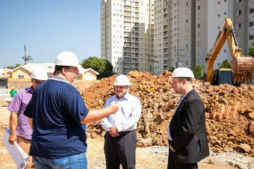 Prefeito em exercício de São Caetano, Carlos Seraphim visita obras de novo complexo educacional