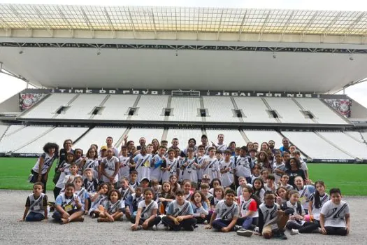 Estudantes de Santo André curtem passeio pedagógico no estádio do Corinthians